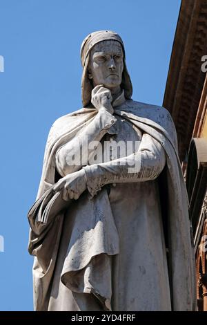 Dante Alighieri Statue an der Piazza dei Signori in Verona, Italien Stockfoto