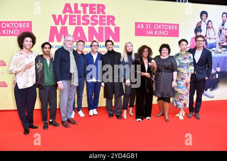 Leon Ndiaye, Juri Rother, Friedrich von Thun, Pierre Besson, Jan Josef Liefers, Elyas M Barek, Nadja Uhl, Denise MBaye, Meltem Kaptan, Yun Huang und Simon Verhoeven bei der Premiere des Kinofilms Alter weißer Mann im Zoo Palast. Berlin, 24.10.2024 *** Leon Ndiaye, Juri Rother, Friedrich von Thun, Pierre Besson, Jan Josef Liefers, Elyas M Barek, Nadja Uhl, Denise MBaye, Meltem Kaptan, Yun Huang und Simon Verhoeven bei der Premiere des Spielfilms Old White man im Zoo Palast Berlin, 24 10 2024 Foto:Xn.xKubelkax/xFuturexImagex mann berlin 4050 Stockfoto