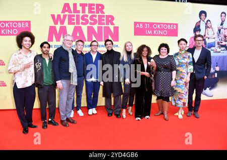 Leon Ndiaye, Juri Rother, Friedrich von Thun, Pierre Besson, Jan Josef Liefers, Elyas M Barek, Nadja Uhl, Denise MBaye, Meltem Kaptan, Yun Huang und Simon Verhoeven bei der Premiere des Kinofilms Alter weißer Mann im Zoo Palast. Berlin, 24.10.2024 *** Leon Ndiaye, Juri Rother, Friedrich von Thun, Pierre Besson, Jan Josef Liefers, Elyas M Barek, Nadja Uhl, Denise MBaye, Meltem Kaptan, Yun Huang und Simon Verhoeven bei der Premiere des Spielfilms Old White man im Zoo Palast Berlin, 24 10 2024 Foto:Xn.xKubelkax/xFuturexImagex mann berlin 4051 Stockfoto