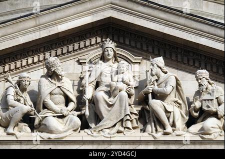 Tympanon-Bass-Relief mit der Jungfrau Maria und ungarischen Heiligen, St. Stephans Basilika in Budapest, Ungarn. Stockfoto