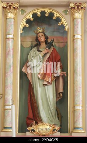 Statue der Heiligen Katharina von Alexandria auf dem Altar unserer Lieben Frau in der Kirche des Heiligen Kreuzes in Sisak, Kroatien Stockfoto