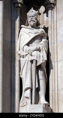 Statue des Heiligen aus dem Portal der Kirche St. Matthäus in der Nähe der Fischerbastei in Budapest, Ungarn Stockfoto