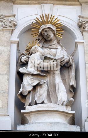 St. Anne mit Marienstatue an der Fassade der St. Anne Kirche in Budapest, Ungarn Stockfoto