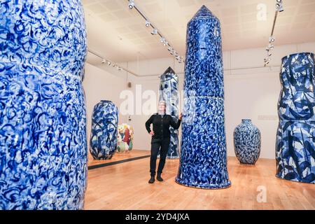 London, Großbritannien. Oktober 2024. Die Künstlerin Felicity Aylieff posiert mit Werken im Raum Wald des Porzellans. Expressions in Blue: Monumentales Porzellan von Felicity Aylieff enthält 40 neue Werke, die speziell für Kew geschaffen wurden. Die Ausstellung findet vom 26. Oktober 2024 bis 23. März 2025 statt. Quelle: Imageplotter/Alamy Live News Stockfoto