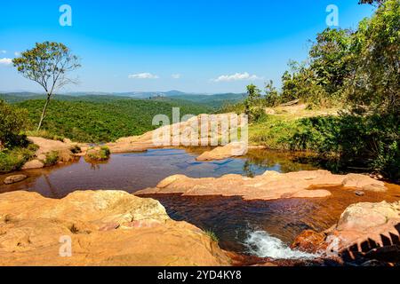 Fluss mit ruhigem, transparentem Wasser Stockfoto