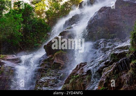 Wasser spritzt durch die Felsen Stockfoto