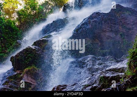 Wasser fließt durch die Felsen Stockfoto