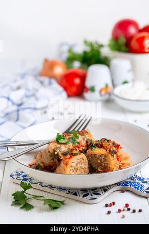 Hausgemachte Kohlbrötchen mit Tomatensauce. Stockfoto