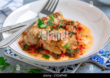 Kohlbrötchen mit Fleisch und Bulgur oder Reis. Stockfoto