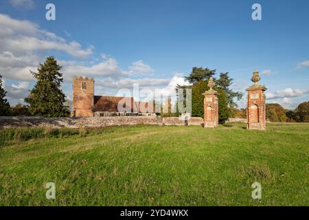 St Mary's Church and Pillars in Hamstead Park, Hamstead Marshall, nahe Newbury, Berkshire, England, Vereinigtes Königreich, Europa Stockfoto