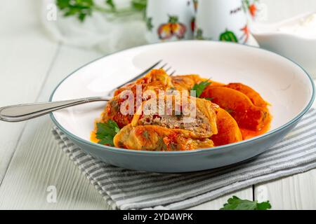 Hausgemachte gefüllte Kohlbrötchen mit Fleisch und Bulgur. Stockfoto