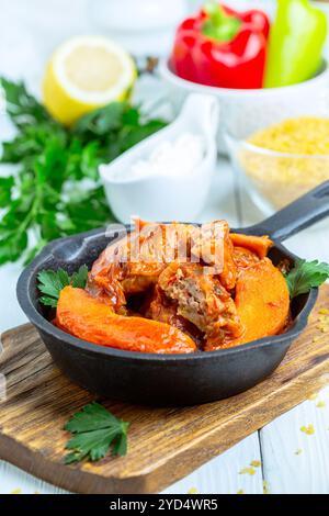 Gefüllte Kohlbrötchen mit Fleisch und Bulgur in Tomatensauce. Stockfoto