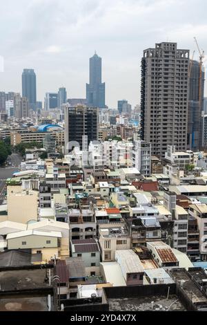 Panoramablick auf die Stadt Kaohsiung von der nahe gelegenen Dachterrasse des Hotels. Aufgenommen in Kaohsiung, Taiwan. Am 8. Oktober 2023 Stockfoto