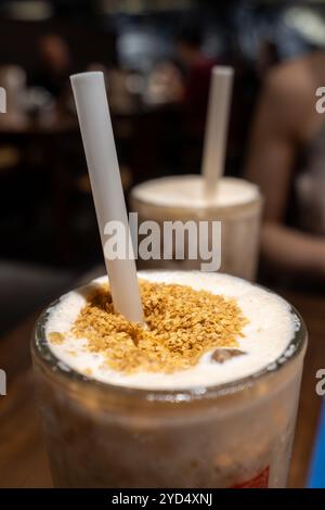 Schwarzer Perlmilchtee mit Strohhalm. In einem berühmten Milchtee-Restaurant in Taipei, Taiwan. Stockfoto