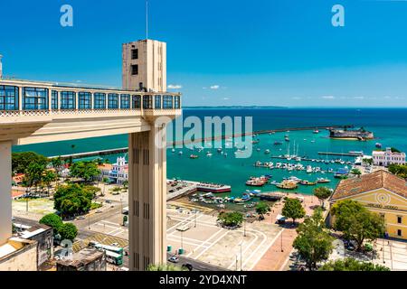 Blick auf Baia de Todos os Santos und Elevador Lacerda an einem sonnigen Sommertag in der Stadt Salvador in Bahia Stockfoto