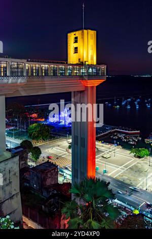 Nachtansicht von Pelourinho zum Baia de Todos os Santos und dem Unlimited Lacerda Aufzug in Salvador, Bahia Stockfoto