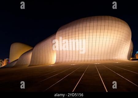 Nachtblick auf den Gebäudekomplex Heydar Aliyev Center in Baku, Aserbaidschan. Es wurde von der Architektin Zaha Hadid entworfen und ist bekannt für seine Distanz Stockfoto