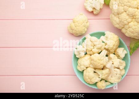 Schüssel Blumenkohl auf rosafarbenem Holzhintergrund, Draufsicht. Leerzeichen für Text Stockfoto