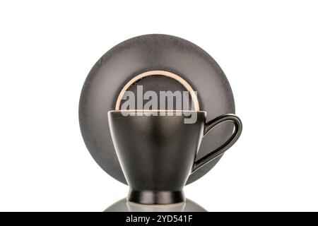 Ein Keramikbecher mit Untertasse, Makro, isoliert auf weißem Hintergrund. Stockfoto