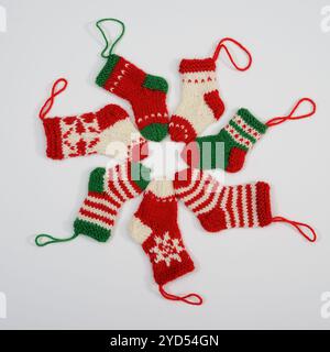 Gemütliche Familientradition in handgefertigten Weihnachtsstrümpfen Stockfoto