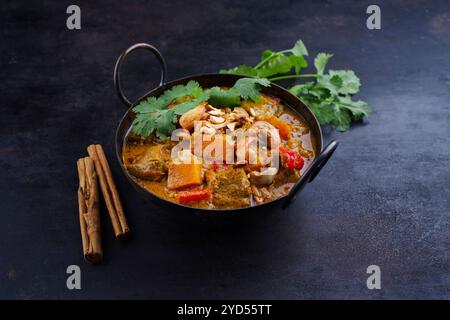 Traditioneller indischer vegetarischer Curry-Eintopf mit Süßkartoffeln, Paprika und Auberginen serviert als Nahaufnahme in einem kadai Stockfoto