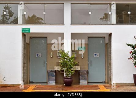 Eintritt für Männer- und Damentoiletten im öffentlichen Park, Ribeirao Preto, Sao Paulo, Brasilien Stockfoto