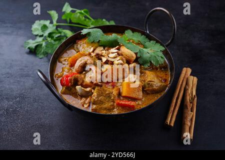 Traditioneller indischer vegetarischer Curry-Eintopf mit Süßkartoffeln, Paprika und Auberginen serviert als Nahaufnahme in einem kadai Stockfoto