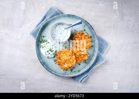 Traditionelle Pastinaken mit Schnittlauch und Quark Dip dienten als Draufsicht auf einem nordischen Teller mit Textfeld Stockfoto