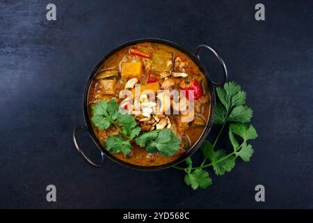 Traditioneller indischer vegetarischer Curry-Eintopf mit Süßkartoffeln, Paprika und Auberginen serviert als Blick von oben in einem kadai Stockfoto