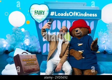 NUR REDAKTIONELLE VERWENDUNG Marvin Humes, Fairy Non Bio Markenbotschafter, besucht die eintägige, immersive Übernahme von Londons Outernet, um die Kampagne „Loads of Kindness“ in Partnerschaft mit der Veröffentlichung von Paddington in Peru am 8. November 2024 zu starten. Foto Datum: Freitag, 25. Oktober 2024. Stockfoto