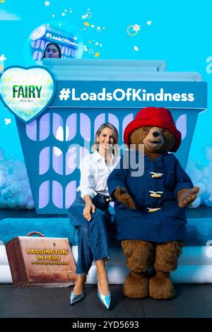 NUR REDAKTIONELLE VERWENDUNG Vogue Williams, Fairy Non Bio Markenbotschafter besuchen die eintägige, immersive Übernahme von Londons Outernet, um die Kampagne „Loads of Kindness“ in Partnerschaft mit der Veröffentlichung von Paddington in Peru am 8. November 2024 zu starten. Foto Datum: Freitag, 25. Oktober 2024. Stockfoto