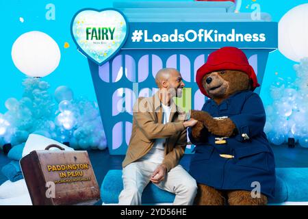 NUR REDAKTIONELLE VERWENDUNG Marvin Humes, Fairy Non Bio Markenbotschafter, besucht die eintägige, immersive Übernahme von Londons Outernet, um die Kampagne „Loads of Kindness“ in Partnerschaft mit der Veröffentlichung von Paddington in Peru am 8. November 2024 zu starten. Foto Datum: Freitag, 25. Oktober 2024. Stockfoto