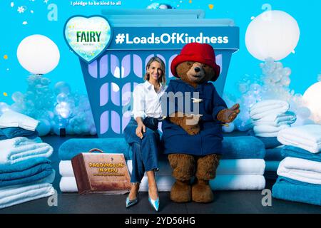 NUR REDAKTIONELLE VERWENDUNG Vogue Williams, Fairy Non Bio Markenbotschafter besuchen die eintägige, immersive Übernahme von Londons Outernet, um die Kampagne „Loads of Kindness“ in Partnerschaft mit der Veröffentlichung von Paddington in Peru am 8. November 2024 zu starten. Foto Datum: Freitag, 25. Oktober 2024. Stockfoto