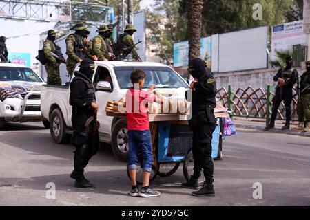 Gaza, Palästina. Juni 2020. Kinder verkaufen Brot auf der Straße während einer symbolischen Beerdigung des ehemaligen palästinensischen Islamischen Dschihad-Führers Ramadan Shalah in Gaza-Stadt. Der Abschied in Gaza war vom islamischen Jihad in Palästina organisiert worden, um Shalah, der die Organisation von 1995 bis 2018 geleitet hatte, Respekt zu zollen. Shalah, 62 Jahre alt, wurde am Sonntag in Damaskus begraben, nachdem er am Samstag wegen einer langen Krankheit verstarb. Die hohe Armut und Arbeitslosigkeit im belagerten Gazastreifen zwingen Kinder oft zur Arbeit, um zu ihrem Familieneinkommen beizutragen Stockfoto