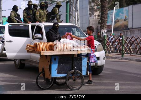 Gaza, Palästina. Juni 2020. Kinder verkaufen Brot auf der Straße während einer symbolischen Beerdigung des ehemaligen palästinensischen Islamischen Dschihad-Führers Ramadan Shalah in Gaza-Stadt. Der Abschied in Gaza war vom islamischen Jihad in Palästina organisiert worden, um Shalah, der die Organisation von 1995 bis 2018 geleitet hatte, Respekt zu zollen. Shalah, 62 Jahre alt, wurde am Sonntag in Damaskus begraben, nachdem er am Samstag wegen einer langen Krankheit verstarb. Die hohe Armut und Arbeitslosigkeit im belagerten Gazastreifen zwingen Kinder oft zur Arbeit, um zu ihrem Familieneinkommen beizutragen Stockfoto