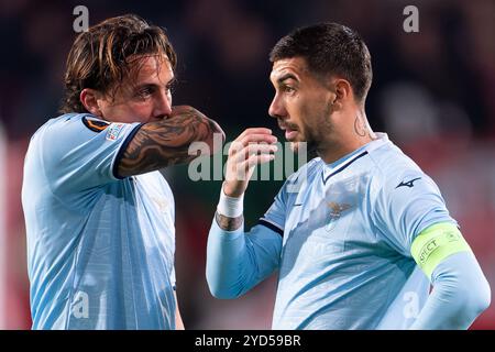 Enschede, Niederlande. Oktober 2024. ENSCHEDE, NIEDERLANDE - 24. OKTOBER: Luca Pellegrini von SS Lazio tritt 2024/25 am 24. Oktober 2024 im FC Twente Stadion in Enschede, Niederlande, mit Mattia Zaccagni von SS Lazio während des UEFA Europa League Phase MD3-Spiels zwischen dem FC Twente und S.S. Lazio zusammen. (Foto von Joris Verwijst/Orange Pictures) Credit: Orange Pics BV/Alamy Live News Stockfoto