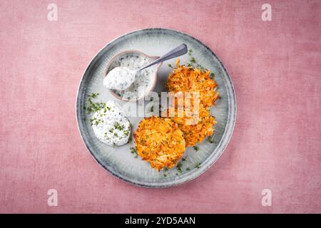 Traditionelle Pastinaken mit Schnittlauch und Quark Dip dienten als Draufsicht auf einem nordischen Teller mit Textfeld Stockfoto