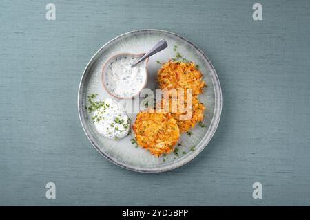 Traditionelle Pastinaken mit Schnittlauch und Quark Dip dienten als Draufsicht auf einem nordischen Teller mit Textfeld Stockfoto