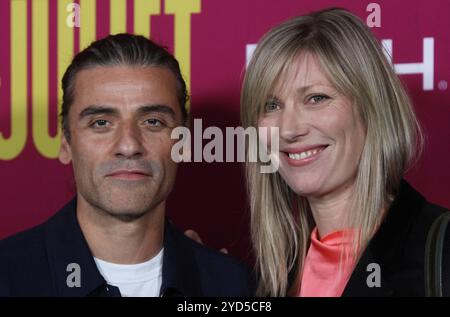 Oscar Isaac und Ehefrau Elvira Lind nehmen am 24. Oktober 2024 an der Eröffnungsnacht von Romeo Juliet im Circle im Square Theatre in New York Teil. Foto: Henry McGee/MediaPunch Stockfoto