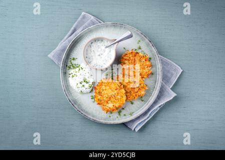 Traditionelle Pastinaken mit Schnittlauch und Quark Dip dienten als Draufsicht auf einem nordischen Teller mit Textfeld Stockfoto