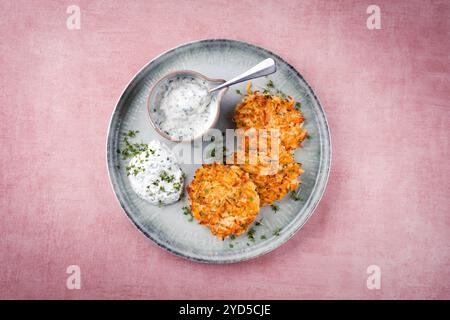 Traditionelle Pastinaken mit Schnittlauch und Quark Dip dienten als Draufsicht auf einem nordischen Teller mit Textfeld Stockfoto