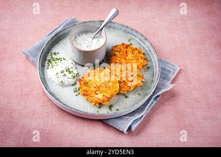 Traditionelle Pastinaken mit Schnittlauch und Quark Dip wurden als Nahaufnahme auf einem nordischen Teller mit Textabstand serviert Stockfoto