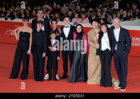 Claudia Pandolfi, Margherita Ferri, Corrado Fortuna, Pietro Serpi, Samuele Carrino, Andrea Arru, Sara Ciocca, Arisa, Teresa Manes und Roberto Proia bei der Premiere des Kinofilms Il Ragazzo dai pantaloni rosa / The Boy with Pink Pants auf dem 19. Internationales Filmfestival von Rom / Festa del Cinema di Roma 2024 im Auditorium Parco della Musica. Rom, 24.10.2024 *** Claudia Pandolfi, Margherita Ferri, Corrado Fortuna, Pietro Serpi, Samuele Carrino, Andrea Arru, Sara Ciocca, Arisa, Teresa Manes und Roberto Proia bei der Premiere des Spielfilms Il Ragazzo dai Pantaloni rosa der Junge mit Pin Stockfoto