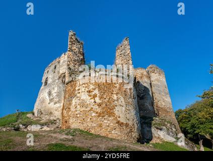 Ruinen der Burg Čičva (Čičava), 13. Jahrhundert, in der Nähe von Vranov nad Topľou, Region Prešov, Slowakei Stockfoto