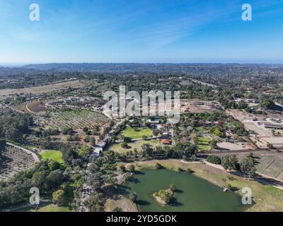 Blick aus der Vogelperspektive über die grüne Landschaft des Rancho Santa Fe in San Diego Stockfoto