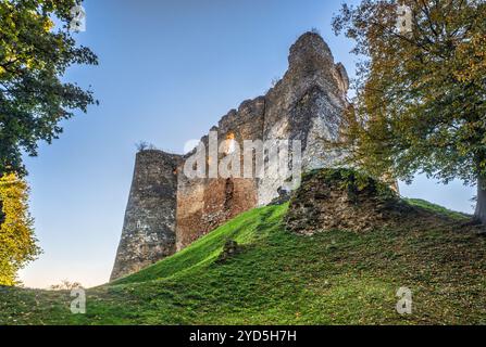 Ruinen der Burg Čičva (Čičava), 13. Jahrhundert, in der Nähe von Vranov nad Topľou, Region Prešov, Slowakei Stockfoto