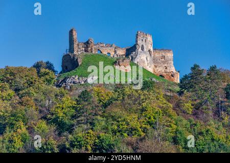 Ruinen der Burg Čičva (Čičava), 13. Jahrhundert, in der Nähe von Vranov nad Topľou, Region Prešov, Slowakei Stockfoto