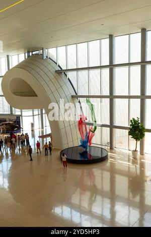 Innenraum des Gebäudekomplexes Heydar Aliyev Center in Baku, Aserbaidschan. Es wurde von der Architektin Zaha Hadid entworfen und ist bekannt für seine Besonderheiten Stockfoto