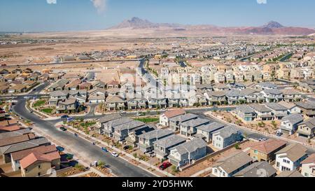 Aus der Vogelperspektive ist das weitläufige Wohngebiet Henderson, Las Vegas, Nevada, mit neu gebauten Häusern mit Wüstenbergen Stockfoto