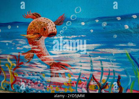 Okt25.2024 Dehradun City Indien. Ein lebendiges Graffiti-Kunstwerk der Unterwasserwelt mit bunten Fischen, gemalt an einer Wand in Dehradun City, Uttarakhand, I Stockfoto